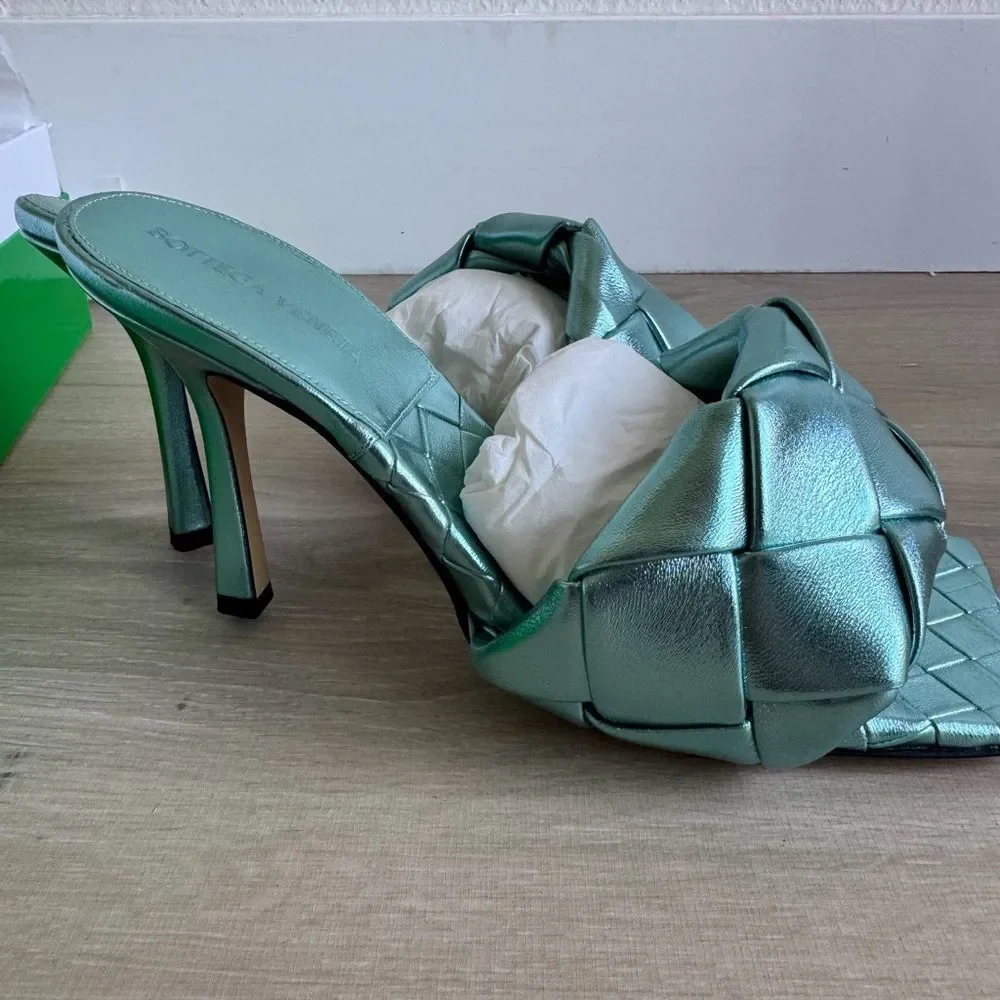 NIB Bottega Veneta ‘Lido Sandal’ Metallic Icy Moon Weave Heels size 39